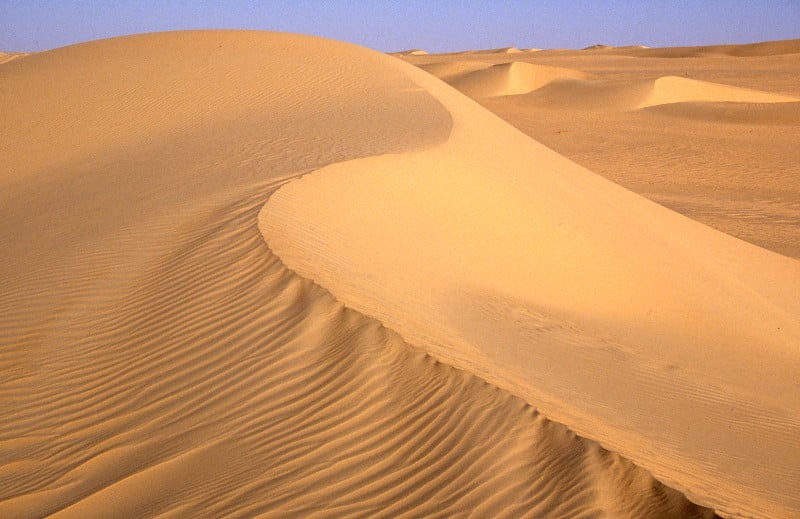 Sand dunes of the Ténéré Desert between Fachi and Bilma, Niger, in evening light